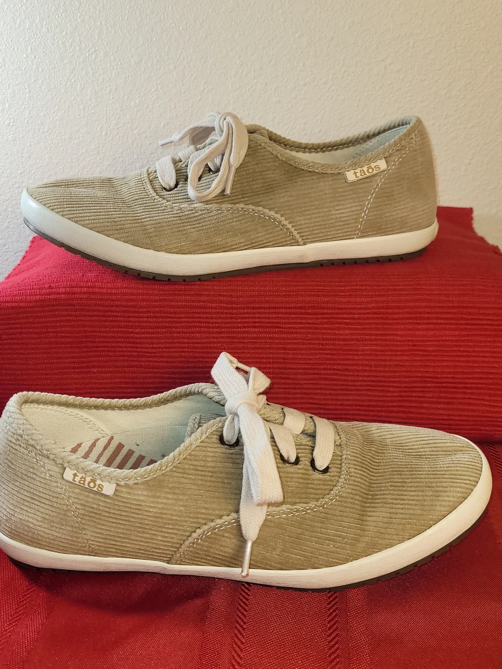 Taos Guest Star Women 7.5 Tan Beige Corduroy Low Top Lace Up Comfort Sneakers
